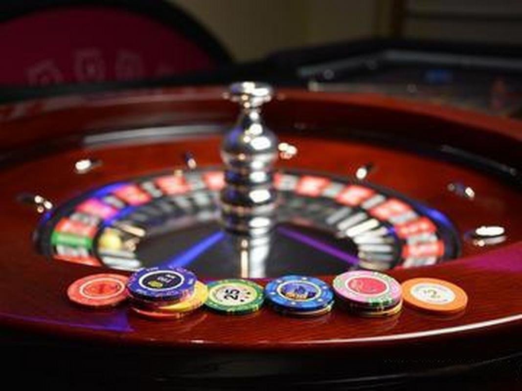 Antarmuka Pretty Gaming yokaislot menampilkan meja blackjack dengan pilihan taruhan dan chat real-time dengan dealer